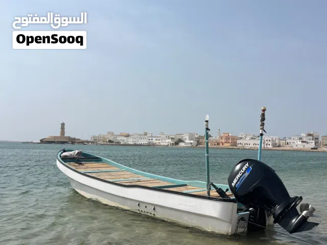قارب مع المكينة للبيع