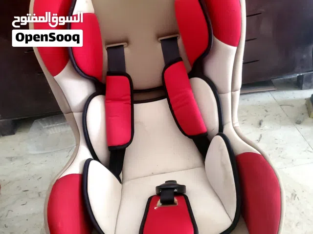 للبيع مقعد سيارة للأطفال من ماركة جونيورز، مصمم للحفاظ على سلامة وراحة الأطفال أثناء قيادة السيارات