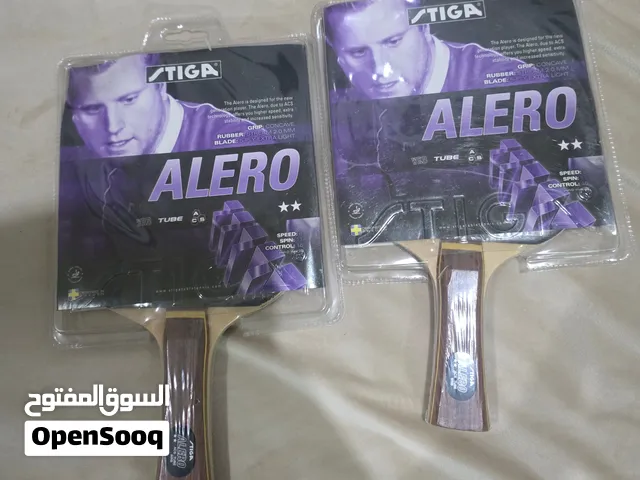 مضرب تنس طاولة من نوع ستيجا أيرو (Stiga Alero) ذو نجمتين، ويتميز بمقبض مقعر.