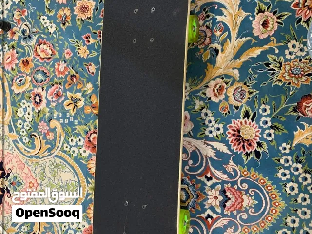 سكيت بورد للبيع حجمه كبير ويتحمل حتى اوزان كبيرة مثل 100..120 كل الاوزان يتحملها ومابي أي ضرر