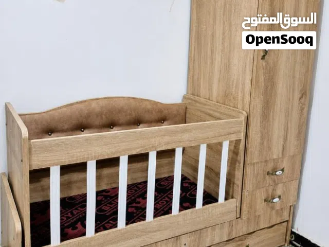 سرير مع ملحق للملابس بحاله جيده جدآ لا يوجد بي اي كسر