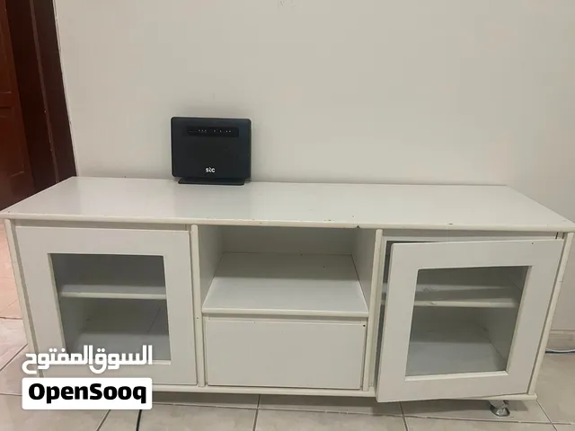 طاولة تلفزيون للبيع   حالتها جيدة ونظيفة، فيها أماكن تخزين وأدراج، ومناسبة لشاشة كبير