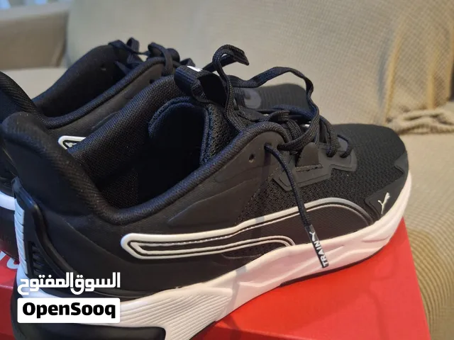 حذاء رياضي من بوما المقاس 43 اصلي من متجر بوما . الموقع السلامة اللون اسود جديد بالكرتون. puma shoe