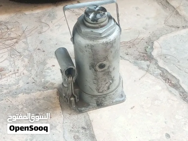 جك سيارة للبيع  جك رفع سيارة بحالة ممتازة، شغال 100% وما عليه أي مشكلة  مناسب للسيارة والطلعات