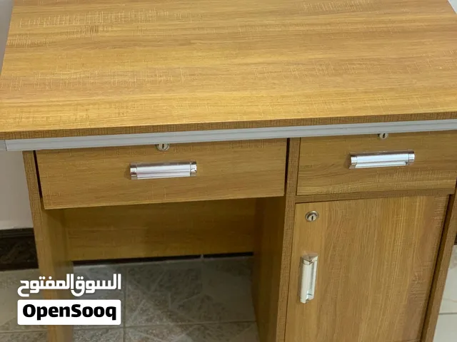 ميز  مكتبة