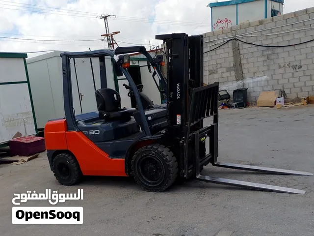 خدمه تاجير رافعات الشوكيه تنزيل وتحميل جميع انواع البضائع في احسن خبره خدمه 24 ساعه مكتبنا مقابلين