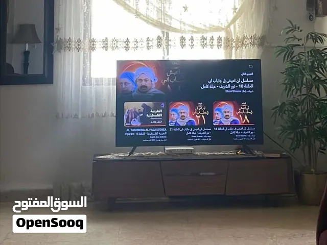 متوفر ديكور تلفزيون عبارة عن طاولة ورفوف وبديل خشب وطاولة تلفزيون  الاستعمال خفيف جدا اقل من سنة
