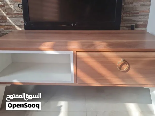 طاولة تلفاز بحالة ممتازه