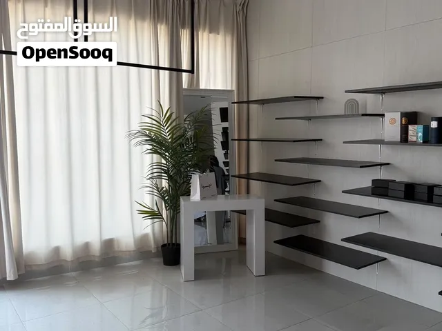 مساحة تجارية للايجار فالخوض 7 شارع مزون ب 500 ريال، 120 متر