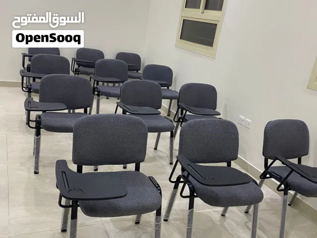 مكاتب مدرسية ومكاتب موظفين بأفضل التصاميم و كراسي محاضرات متوفرة باللون الأسود