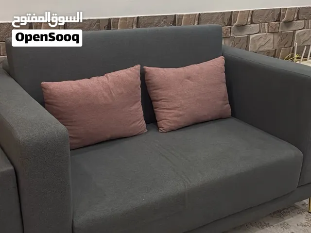 كنبه أنيقه للبيع قابل للتفاوض