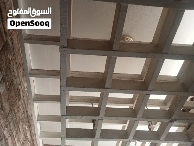 تكعيبة خشب بحالة ممتازة