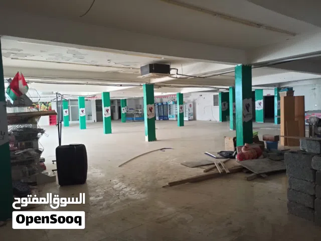 معرض كبير مع مخزن كبير لايجار في مركز ولاية ثمريت يصلح لسوبرماركت او اي نشاط تجاري بيع بالجملة وغيره