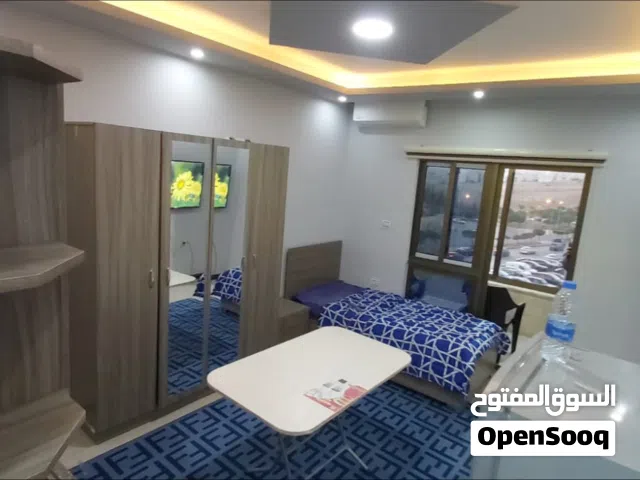 للبيع من المالك مباشرة – استوديو تجاري مفروش بالكامل مقابل الجامعة التطبيقيه