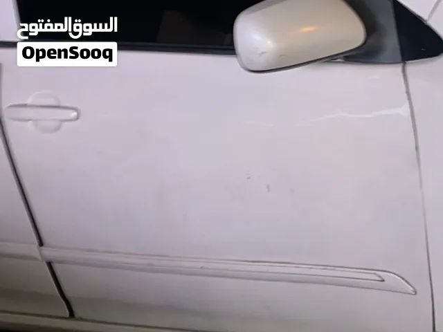 باب كرولا مع مدكر امامي يسار