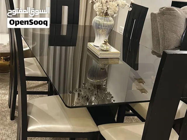 طاولة سفرة مع بوفيه واجهة زجاج