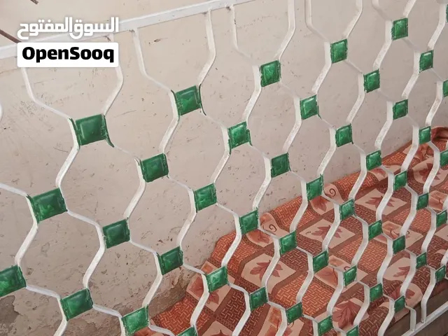 حماية حديد مربع 14مدهونة بحالة ممتازة عرض 290 وارتفاع 97سم