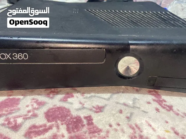 سلام عليكم اكس بوكس يجي وياه 2 يدات تحكم وهواي العاب مثل جي تي اي و بيس 2021 وبليارد باقيات بعد هواي