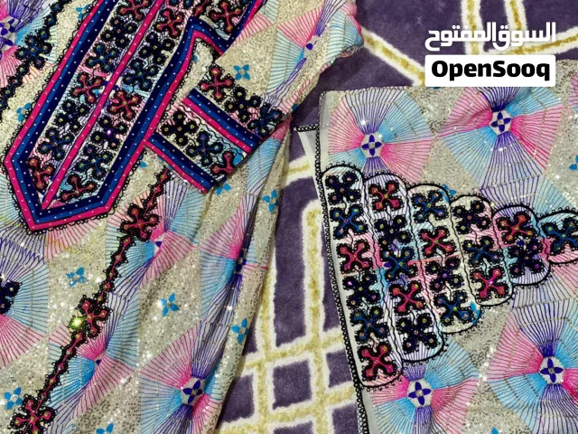 لبس مطرز مع الشيله