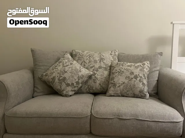 Gray sofa With 5 Cushions كنبه رمادية مع خمس مخاد