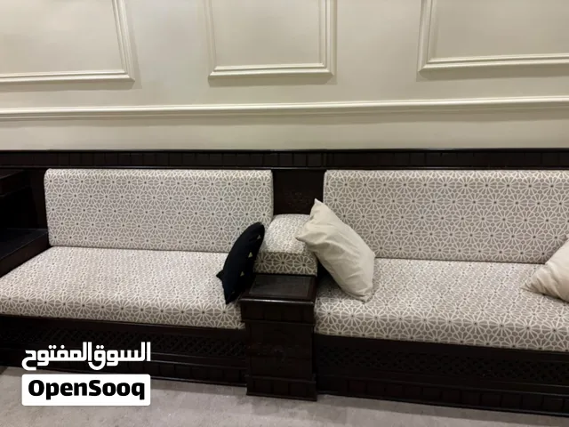 ديوانيه استعمال نظيف و صار لها اقل من سنه يديده