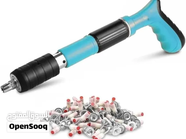 مسدس تثبيت مسامير مع جنطة هذا الجهاز هو مسدس تثبيت مسامير خرسانية (Nail Gun) يعمل بالضغط