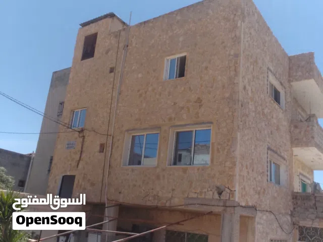 ثلاث طوابق مرخص كامل الطابق الاول ثلاث غرف ومطبخ وحمامين ومضافه بير ماء 45 م مطبخ جاهز راكب ارضي