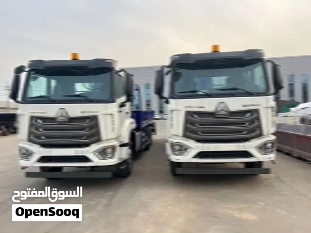 2 شاحنات sinotruck مع كرين 10 طن