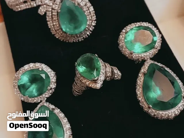 تخم مجوهرات عبارة عن( سوار / واقراط / وخاتم ) وزن الزمرد بالقيراط 80 قيراط