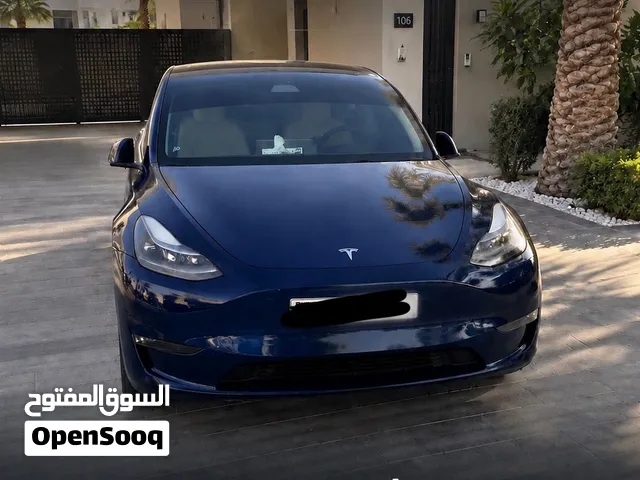 Tesla Model Y 2023  Dual motor  long range لون مميز جداً ازرق داخل ابيض بحالة ممتازة السيارة فل