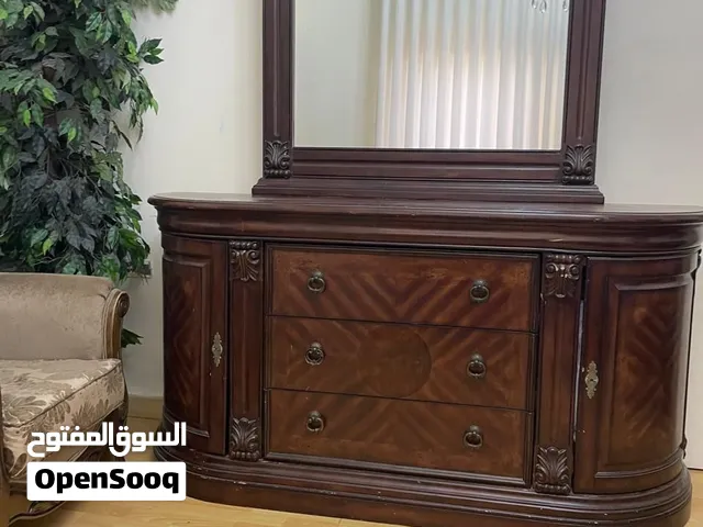 درسوار/ بوفيه خشب ثقيل مع مراية تاج فخمة بحالة ممتازة من السعودية
