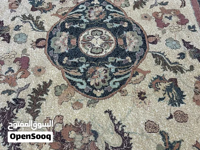 سجادة حلوة بنقوش مرتبة وألوان متناسقة، تضيف جمال للمكان وتناسب أكثر من ديكور