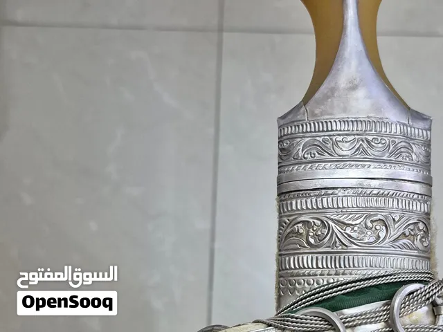 للبيع خنجر نزواني قديم — فضة ثقيلة