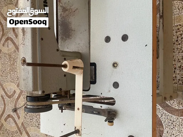 مكينة خياطة شركة Juki مع طاوله ل البيع