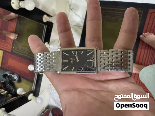 ساعة next فيها كسر في الباغة قديمة للبيع
