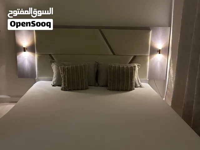 سرير كبير جديد مع ضوء من إيكيا
