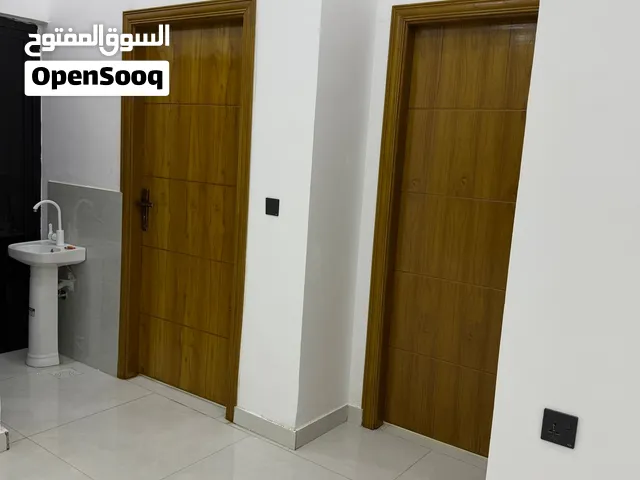 شقه للايجار طابق اول خلف شارع المصلحه في الاندلس تحتوي على غرفتين منام وهول ومطبخ واستقبال وحمام