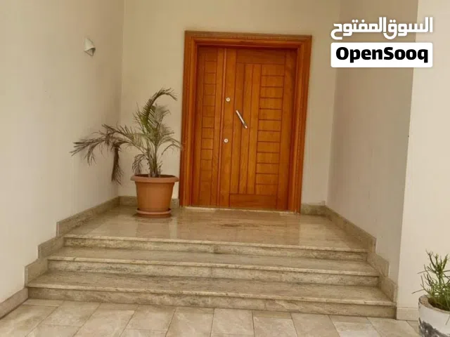 فيلا للبيع في عين زارة طريق المشتل مقسم شمسي تشطيب حديث داخل مقسم مغلق بالبوابة