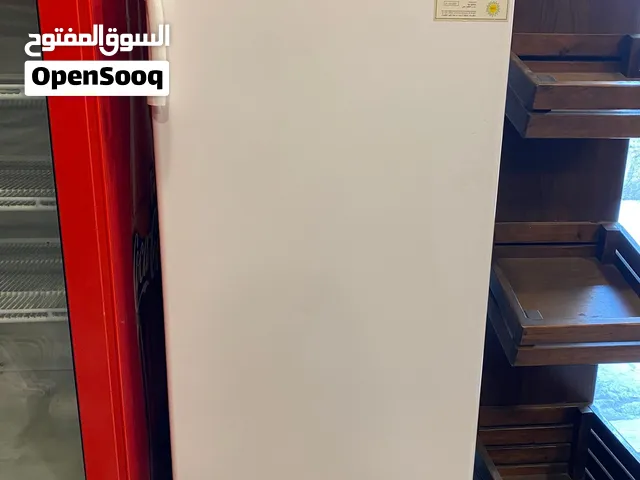 فريزر، و ثلاجة كولا، و ثلاجة عرض سلطية