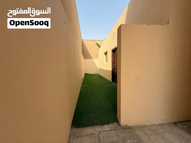غرفتين و صاله و 3  حمام بمدينة شخبوط بجوار مدرسة الشارقة و ساحة شخبوط و مكانى مول شخبوط