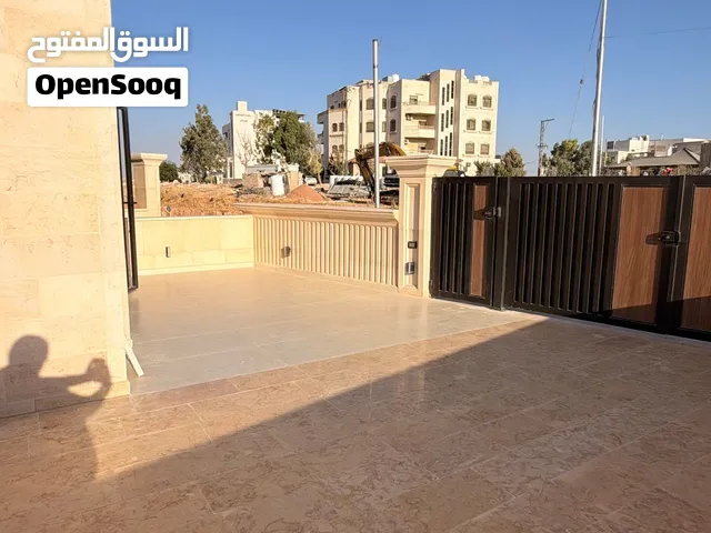 طاقة شمسية  غاز مركزي  شقة أرضية 210م2 بالاقساط شقة أرضية للبيع في حي المنصور الجبيهه