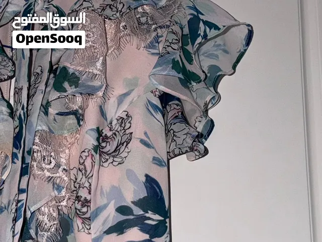 Elegant floral midi dress size S. Soft pastel shades with lace & ruffle details فستان دانتيل