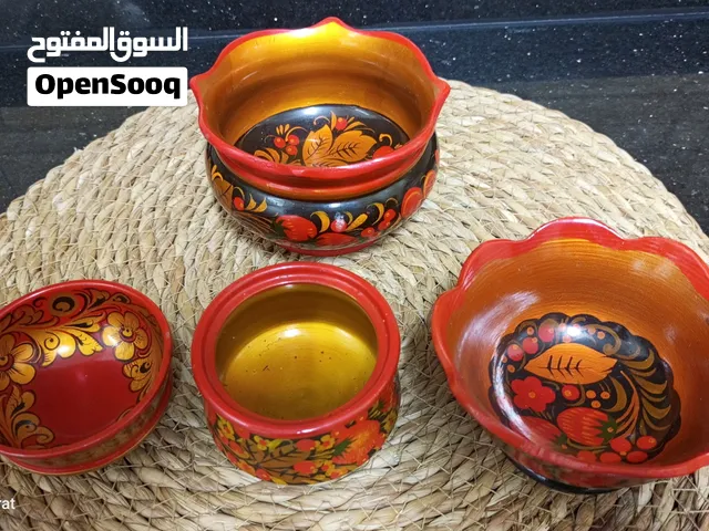 مجموعة أواني خشبية مزخرفة بأسلوب خوخلوما الروسي – 4 قطع – 45 دينار Russian Khokhloma-Style Decorativ