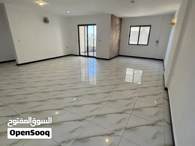 شقة مساحة 195 في مجمع الايادي السكني بسكولاتة / السفارات