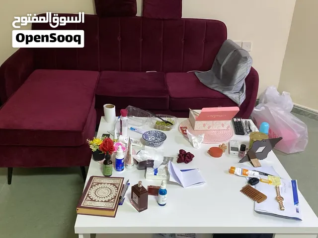 كنبة مع الطاولة