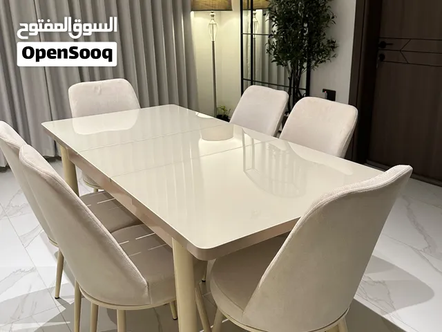 طاولة طعام ب 6 مقاعد بحالة ممتازة جدا Dining table