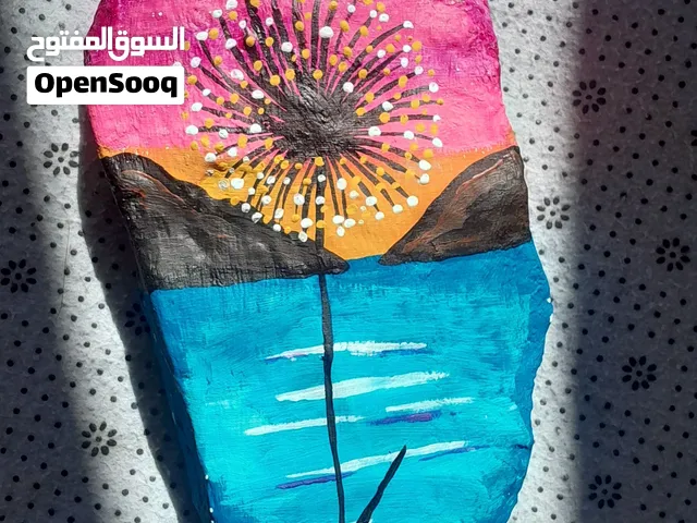 أحجار طبيعية مرسومة يدوياً – لوحات فنية مميزة