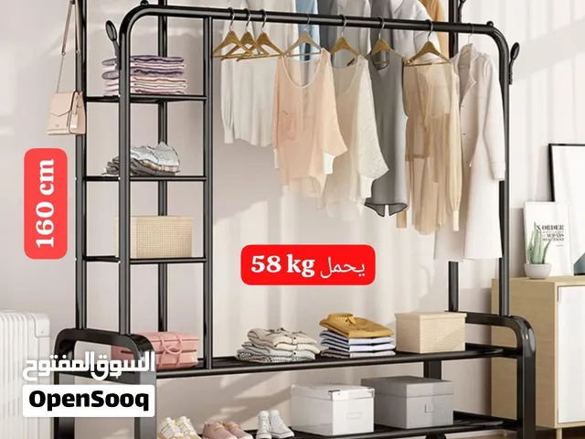 ستاند ملابس متعدد الاستخدامات مع أرفف للتخزين وعجلات للحركة، عملي ويوفر المساحة.