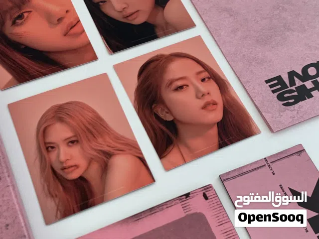 فرقة BLACKPINK مع جميع محتويات ظاهرة في الصورة