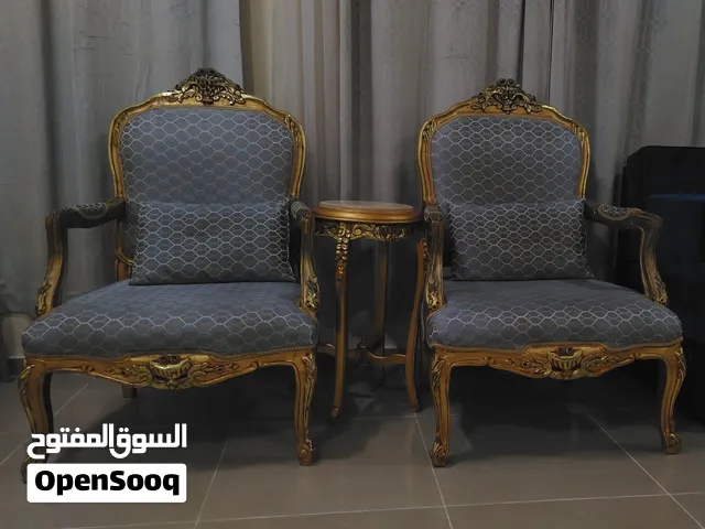 كرسين ووسادتين